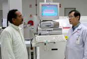 Virender Aggarwal, VP, head of Asia Pacific, Satyam (on left) and Lee Lok Fui, president, Jurong Technologies Industrial Corporation (on right) discussing the implementation of the ERP project at the contract manufacturers Tuas Plant in Singapore