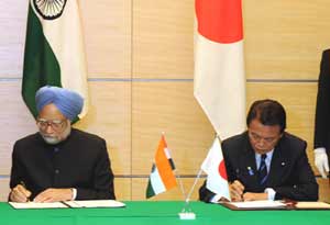 The Prime Minister, Dr. Manmohan Singh and the Prime Minister of Japan, Mr. Taro Aso signing of the MoU for further strengthen the cooperation between the scientists and other concerned people in two countries, after the Indo-Japan Summit
