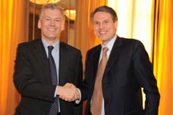 Carlo Bozotti, CEO of STMicroelectronics (right) and Frans van Houten of NXP at the signing of the deal 