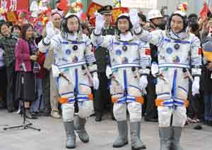 Chinese astronauts Zhai Zhigang (right), Liu Boming (second right) and Jing Haipeng 